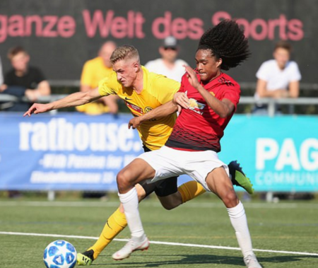  拜仁青训小将穆西亚拉连场任意球破门引关注  