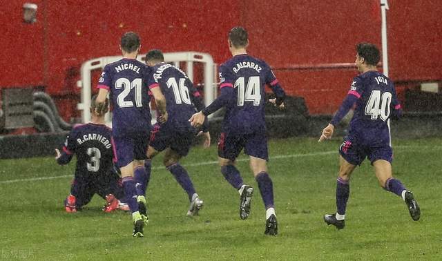  诺丁汉森林铁桶阵显威，零封领头羊制造冷门